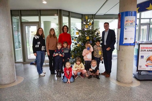 Landrat Dr. Joachim Bläse, die Leiterin des EUROPoint Ostalb Andrea Hahn und die Kindergruppe des Kindergartens Sonnenschein aus Bopfingen mit ihren Erzieherinnen.