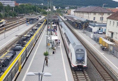 Zu sehen ist der Bahnhof Aalen mit Intercity und Metropolexpress.