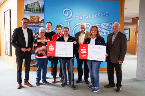 Landrat Dr. Joachim Bläse, Irene Dujim (stellv. Vorsitzende Kreisseniorenrat Ostalb e.V.), Christian Krüger (Kulturbeauftragter des Landratsamts), Sabine Nemesch (stellv. Kreisgeschäftsführerin DRK-Kreisverband Aalen e.V.), Jutta Fallenbüchel (Café Lichtblick), Hubert Rettenmeier (Vorsitzender Blasmusikverband Ostalbkreis e.V.), Martina Felber (Café Malta) und Alfons Wiedmann (Kreisseniorenblasorchester)