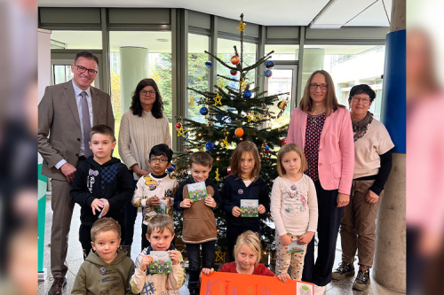 Landrat Dr. Joachim Bläse, die Leiterin des EUROPoint Ostalb Andrea Hahn und die Kinder der Katholischen Kindertageseinrichtung St. Maria aus Aalen-Wasseralfingen mit ihren Erzieherinnen