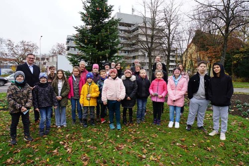 Dank den Schülerinnen und Schülern der Sonderpädagogischen Bildungs- und Beratungszentren erstrahlen die Weihnachtsbäume vor und im Landratsamt dieses Jahr auf ganz besondere Weise.