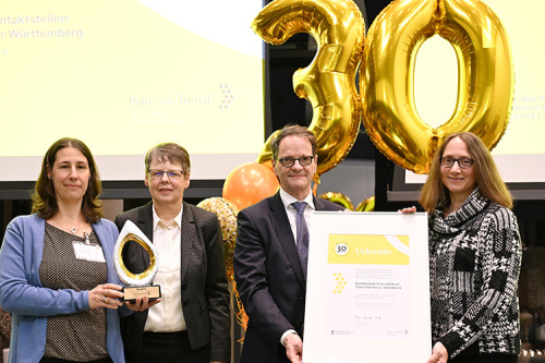 Anne Nitschke (Leiterin Kontaktstelle Frau und Beruf Ostalbkreis), Dr. Birgit Buschmann (Referatsleiterin beim Ministerium für Wirtschaft, Arbeit und Tourismus BW), Michael Kleiner (Ministerialdirektor des Ministeriums für Wirtschaft, Arbeit und Tourismus BW) und Andrea Hahn (Wirtschafts- und Europabeauftragte Ostalbkreis) ©Franziska Kraufmann