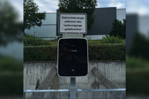 E-Ladesäule auf dem Parkplatz des Aalener Landratsamts.