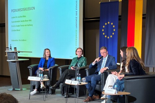 Bei der Podiumsdiskussion ging es um die Frage, wie Futures Literacy in der Bildung ganz konkret verankert werden kann. Es moderierte Ute Soldierer. dischDie Zukunft ist jetzt: „Bündnis Schule der Zukunft“ gibt Impulse für Bildung im Ostalbkreis