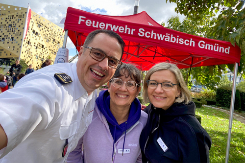 Der Schwäbisch Gmünder Feuerwehrkommandant Uwe Schubert (links) mit der Leiterin des Resilienzzentrums Petra Weber (rechts) und Koordinatorin Sabrina Günther (Mitte)