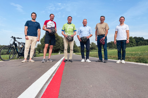 Auf dem neuem Radweg am Bucher Stausee mit Zählstelle für Radfahrende und Fußgänger:  (V.l.) Raphael Krebs (Radverkehrskoordinator), Christoph Konle (Bürgermeister Rainau), Landrat Dr. Joachim Bläse, Verkehrsdezernent Thomas Wagenblast, Reinhard Otter (MobiData) und Lukas Dreher (Fachbereichsleiter Nachhaltige Mobilität)