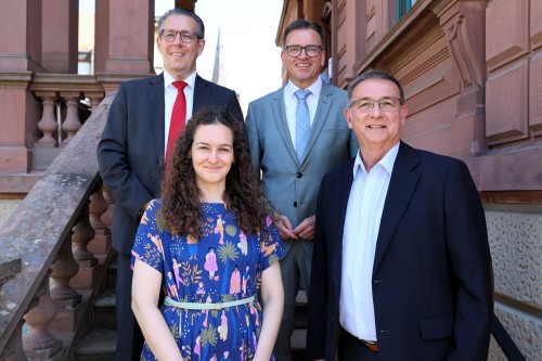 Im Rahmen des Notartermins (v. l.): Landrat Peter Polta, Anja Bittner, Landrat Dr. Joachim Bläse, Ralf Bodamer
